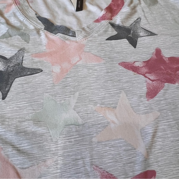 Jaclyn Red Pink Grey Star Pattern Short Sleeve V-Neck Asymmetric Top Shirt Large - Picture 2 of 6